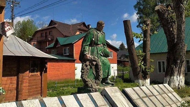 На Закарпатті у селищі Ясіня демонтували пам’ятник невідомим солдатам