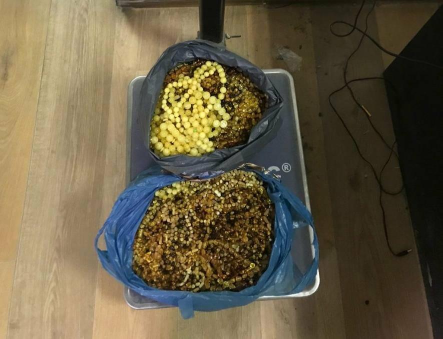Чернівчанина затримали на Закарпатті за спробу вивезення за кордон бурштину