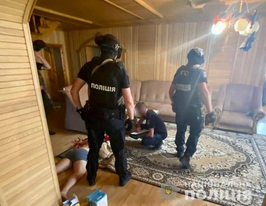 На Ужгородщині затримали чоловіка, який пошкодив автомобілі своєї сусідки