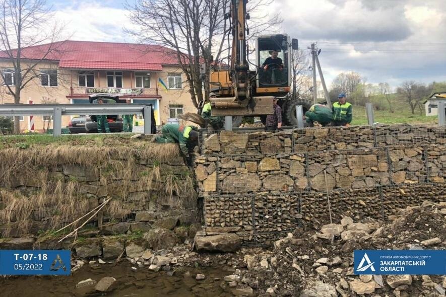 На Закарпатті укріплюють низові укоси доріг підпірними стінками з габіонів