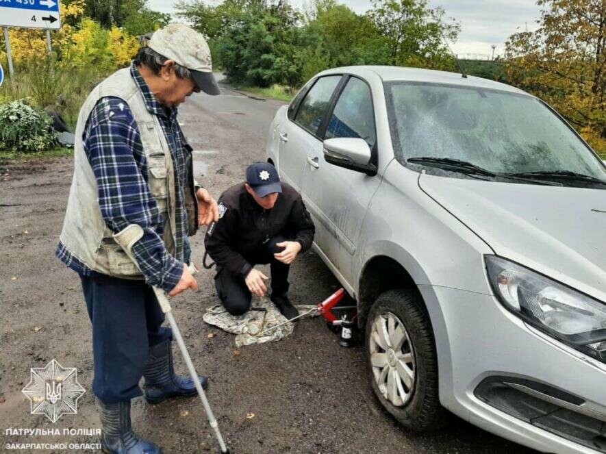 Патрульні допомогли літнім людям змінити пошкоджене колесо на об’їзній Ужгорода