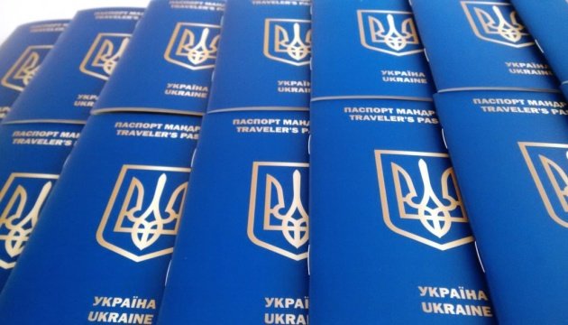 Українці за кордоном зможуть оформити два паспорти