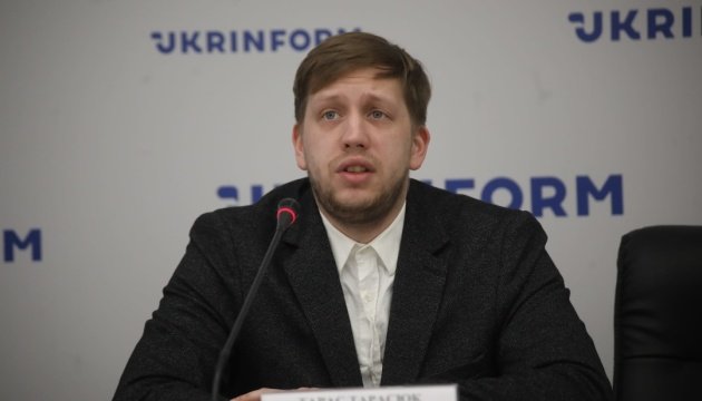 Понад третина українців – за вилучення російських авторів зі шкільної програми