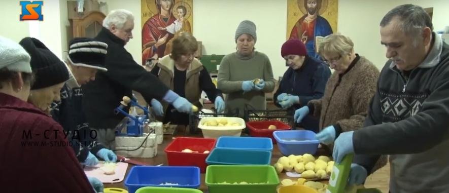 На Ужгородщині віряни готують бограч для військових (ВІДЕО)