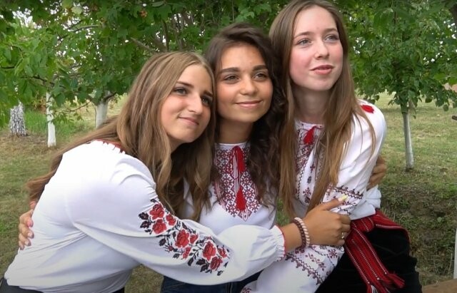 Дівчата з села на Мукачівщині влаштували концерт на підтримку ЗСУ