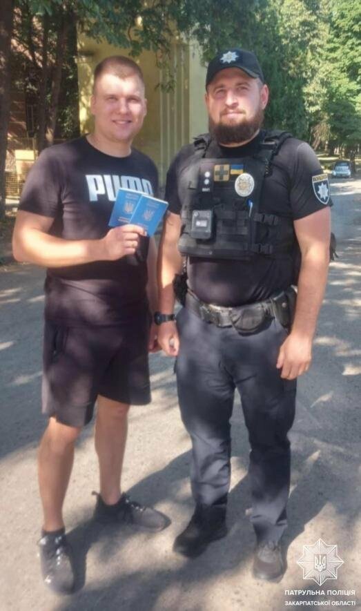 Патрульні поліцейські допомогли знайти документи, які власник забув у чужій машині