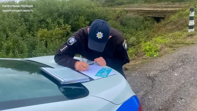 Закарпатські патрульні перевіряють готовність доріг та переїздів до зими