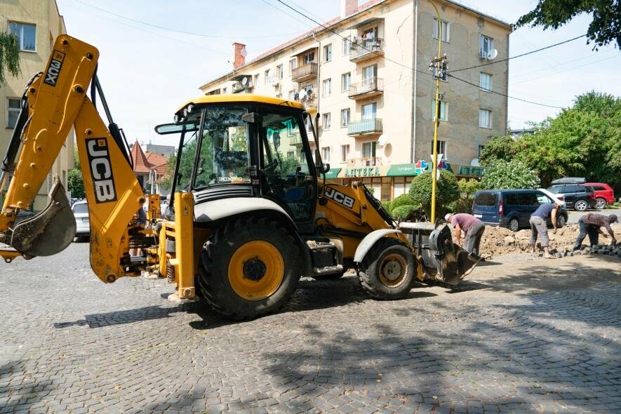 Роботи із заміни каналізації тривають в Ужгороді на вулиці Івана Крилова