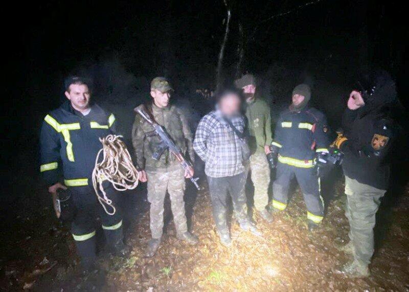 На Закарпатті прикордонники разом із ДСНСниками рятували військовозобов’язаного, який впав з обриву