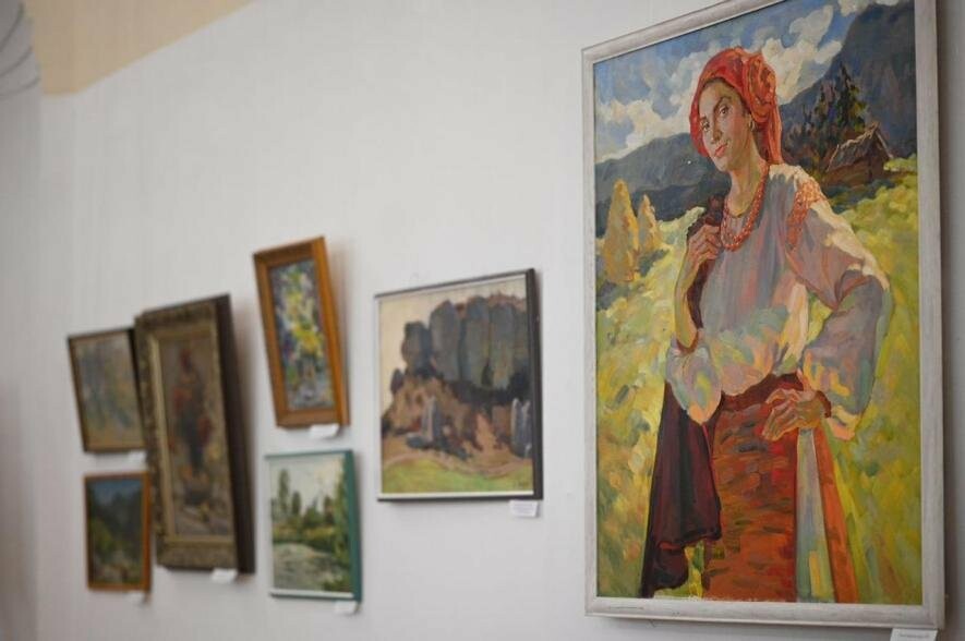 В Ужгороді відкрили виставку-ярмарок картин. Виручені кошти – для ЗСУ та створення музею 
