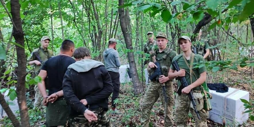 Прикордонники затримали в Закарпатті групу тютюнових контрабандистів