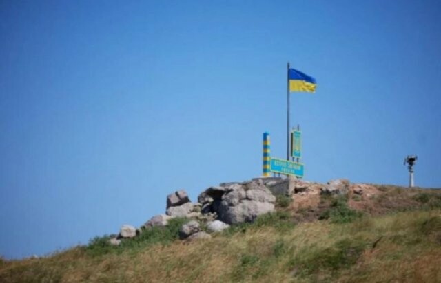 На острові Зміїний підняли український прапор