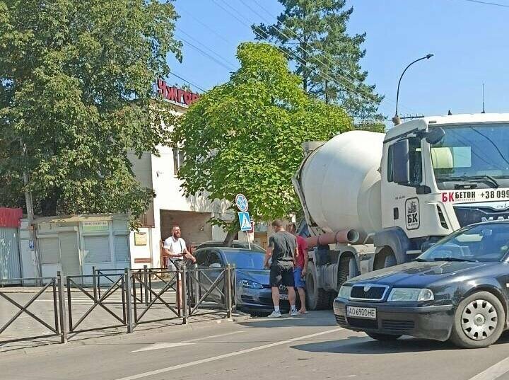 В Ужгороді на вулиці Капушанській зіштовхнулися два авто