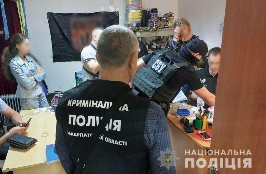 На Закарпатті правоохоронці оголосили підозру у продажі гумдопомоги та військового спорядження керівниці місцевої громадської організації
