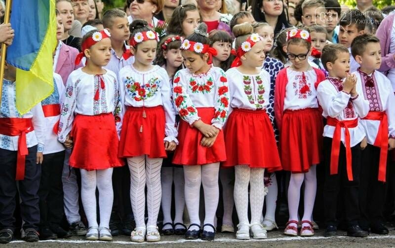 В ужгородській ЗОШ №6 пролунав останній дзвоник: фоторепортаж, фото-7 В ужгородській ЗОШ №6 пролунав останній дзвоник: фоторепортаж, фото-7