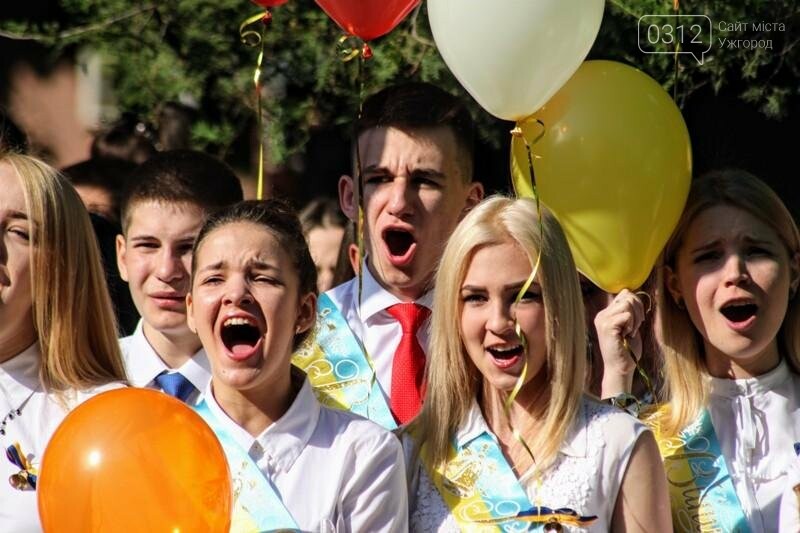 В ужгородській ЗОШ №6 пролунав останній дзвоник: фоторепортаж, фото-4 В ужгородській ЗОШ №6 пролунав останній дзвоник: фоторепортаж, фото-4