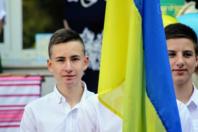 В ужгородській ЗОШ №6 пролунав останній дзвоник: фоторепортаж, фото-8 В ужгородській ЗОШ №6 пролунав останній дзвоник: фоторепортаж, фото-8