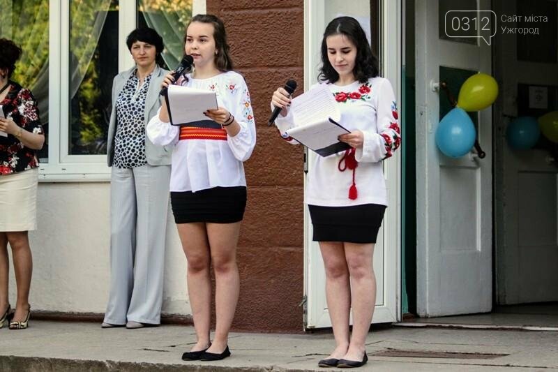 В ужгородській ЗОШ №6 пролунав останній дзвоник: фоторепортаж, фото-9 В ужгородській ЗОШ №6 пролунав останній дзвоник: фоторепортаж, фото-9