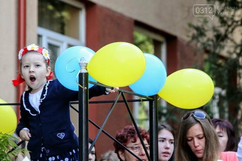 В ужгородській ЗОШ №6 пролунав останній дзвоник: фоторепортаж, фото-10 В ужгородській ЗОШ №6 пролунав останній дзвоник: фоторепортаж, фото-10