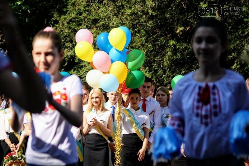 В ужгородській ЗОШ №6 пролунав останній дзвоник: фоторепортаж, фото-5 В ужгородській ЗОШ №6 пролунав останній дзвоник: фоторепортаж, фото-5