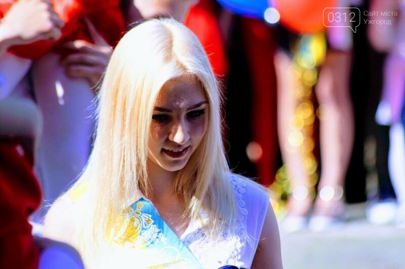 В ужгородській ЗОШ №6 пролунав останній дзвоник: фоторепортаж, фото-17 В ужгородській ЗОШ №6 пролунав останній дзвоник: фоторепортаж, фото-17