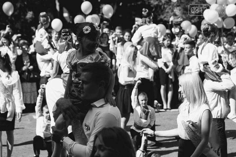 В ужгородській ЗОШ №6 пролунав останній дзвоник: фоторепортаж, фото-19 В ужгородській ЗОШ №6 пролунав останній дзвоник: фоторепортаж, фото-19