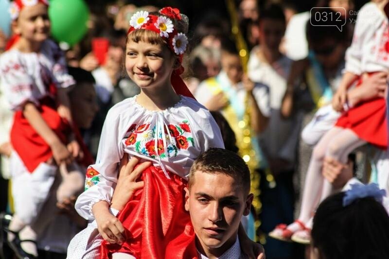 В ужгородській ЗОШ №6 пролунав останній дзвоник: фоторепортаж, фото-6 В ужгородській ЗОШ №6 пролунав останній дзвоник: фоторепортаж, фото-6