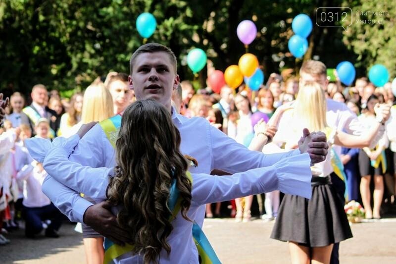 В ужгородській ЗОШ №6 пролунав останній дзвоник: фоторепортаж, фото-21 В ужгородській ЗОШ №6 пролунав останній дзвоник: фоторепортаж, фото-21