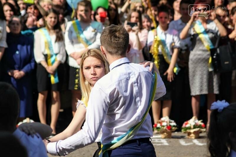 В ужгородській ЗОШ №6 пролунав останній дзвоник: фоторепортаж, фото-22 В ужгородській ЗОШ №6 пролунав останній дзвоник: фоторепортаж, фото-22