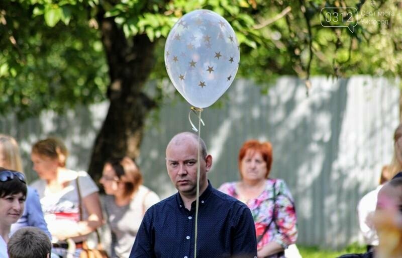 В ужгородській ЗОШ №6 пролунав останній дзвоник: фоторепортаж, фото-25 В ужгородській ЗОШ №6 пролунав останній дзвоник: фоторепортаж, фото-25