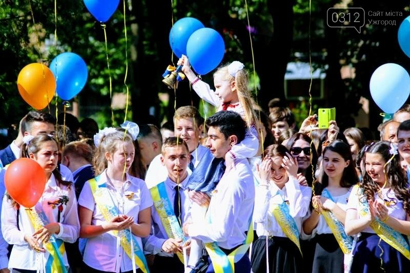 В ужгородській ЗОШ №6 пролунав останній дзвоник: фоторепортаж, фото-1 В ужгородській ЗОШ №6 пролунав останній дзвоник: фоторепортаж, фото-1
