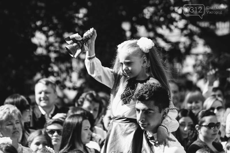 В ужгородській ЗОШ №6 пролунав останній дзвоник: фоторепортаж, фото-26 В ужгородській ЗОШ №6 пролунав останній дзвоник: фоторепортаж, фото-26