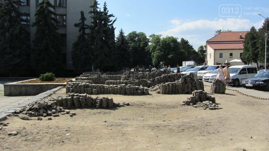 В Ужгороді триває капітальний ремонт тротуарів Поштової пло..., фото-6 В Ужгороді триває капітальний ремонт тротуарів Поштової площі: фоторепортаж , фото-6