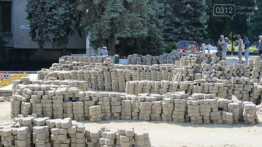 В Ужгороді триває капітальний ремонт тротуарів Поштової пло..., фото-7 В Ужгороді триває капітальний ремонт тротуарів Поштової площі: фоторепортаж , фото-7