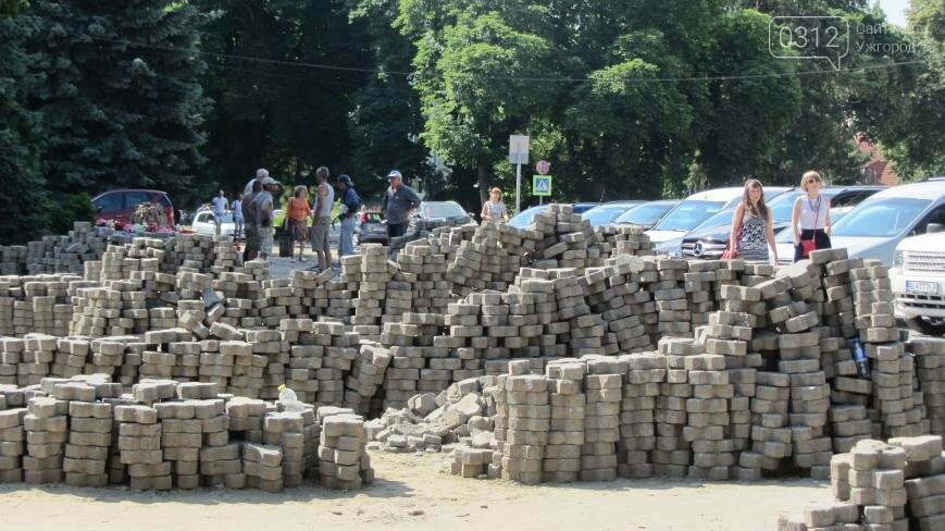 В Ужгороді триває капітальний ремонт тротуарів Поштової пло..., фото-1 В Ужгороді триває капітальний ремонт тротуарів Поштової площі: фоторепортаж , фото-1