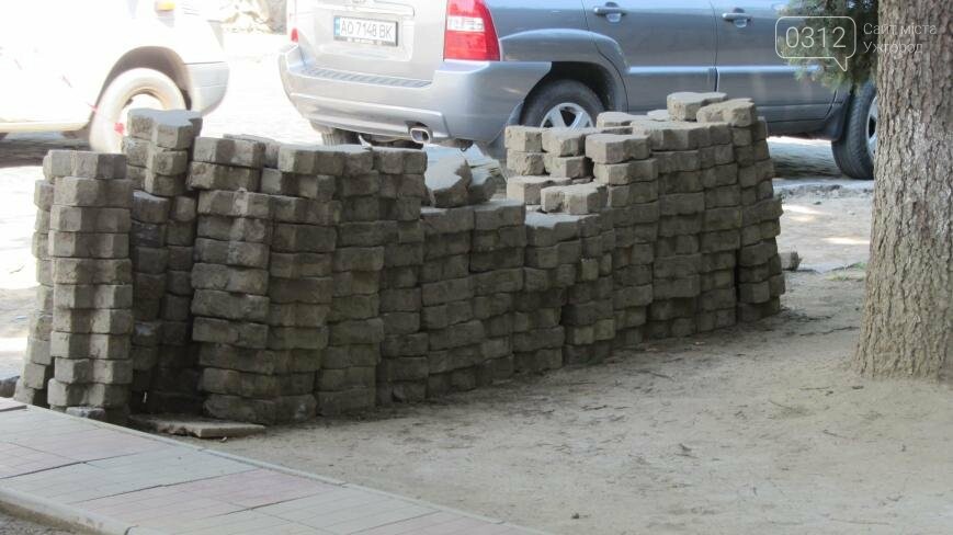 В Ужгороді триває капітальний ремонт тротуарів Поштової пло..., фото-5 В Ужгороді триває капітальний ремонт тротуарів Поштової площі: фоторепортаж , фото-5