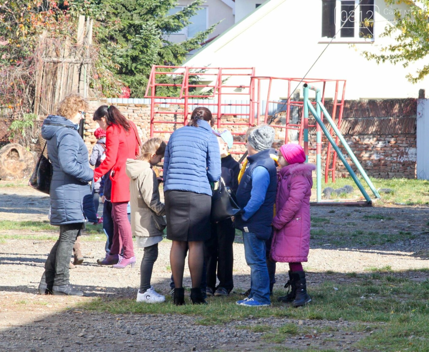 Евакуація в ужгородській ЗОШ №9 через витік газоподібної ре..., фото-5 Евакуація в ужгородській ЗОШ №9 через витік газоподібної речовини: усі подробиці (ФОТОРЕПОРТАЖ), фото-5