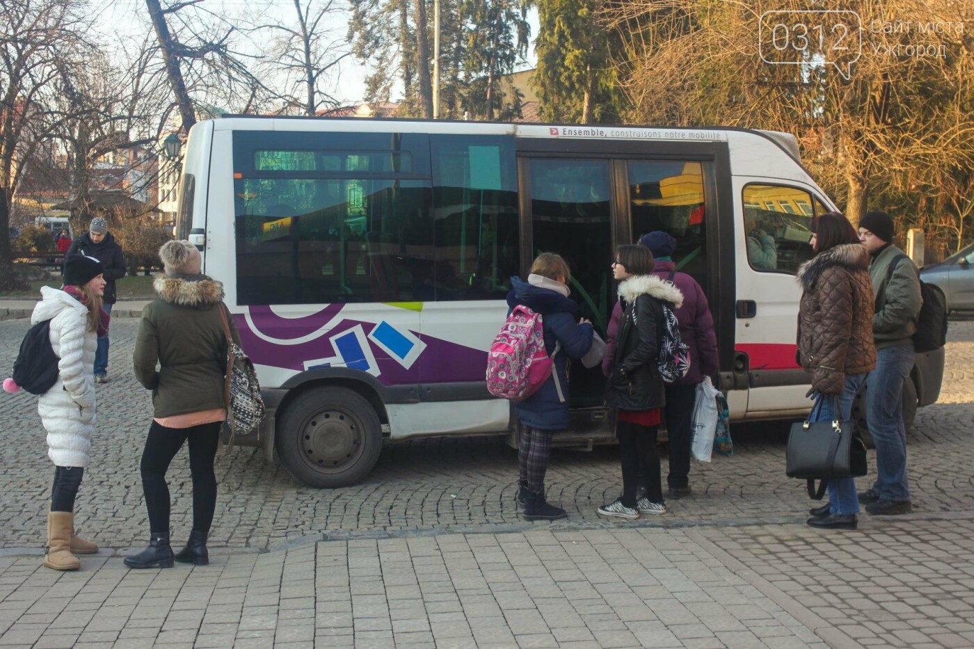 Проблема №15/22: в Ужгороді пасажири півтори години чекають..., фото-7 Проблема №15/22: в Ужгороді пасажири півтори години чекають на «маршрутку», а потім скидаються на таксі (РЕПОРТАЖ), фото-7