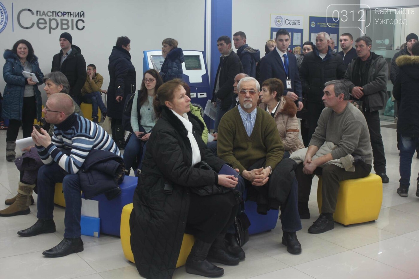 В Ужгороді "терміновий" закордонний паспорт досі виготовляю..., фото-1 В Ужгороді "терміновий" закордонний паспорт досі виготовляють за 1,5-2 місяці, звичайний - за 3-4 (РЕПОРТАЖ), фото-1