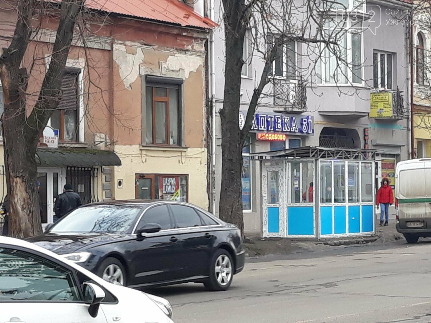 В Ужгороді на Петефі будують нову зупинку для "маршруток" №..., фото-2 В Ужгороді на Петефі будують нову зупинку для "маршруток" №№1,2 і 12 в комплексі з торговим павільйоном (ФОТО), фото-2