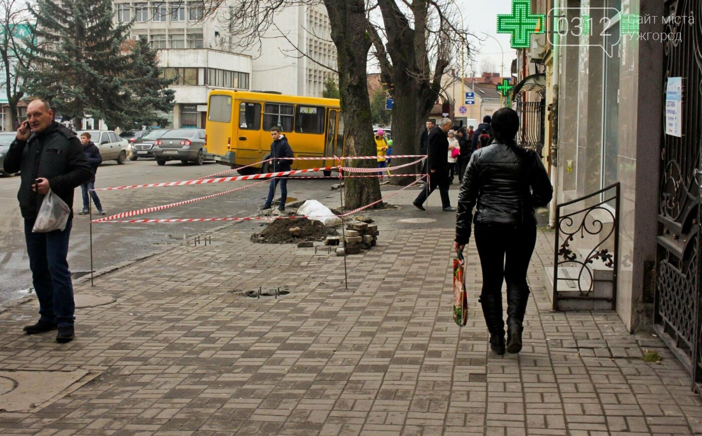 В Ужгороді на Петефі будують нову зупинку для "маршруток" №..., фото-1 В Ужгороді на Петефі будують нову зупинку для "маршруток" №№1,2 і 12 в комплексі з торговим павільйоном (ФОТО), фото-1