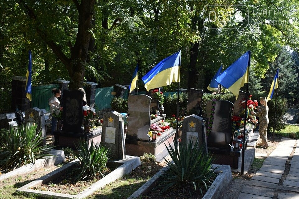 В Ужгороді над могилами загиблих захисників України встано..., фото-10 В Ужгороді над могилами загиблих захисників України встановили Державні прапори (ФОТОРЕПОРТАЖ), фото-10