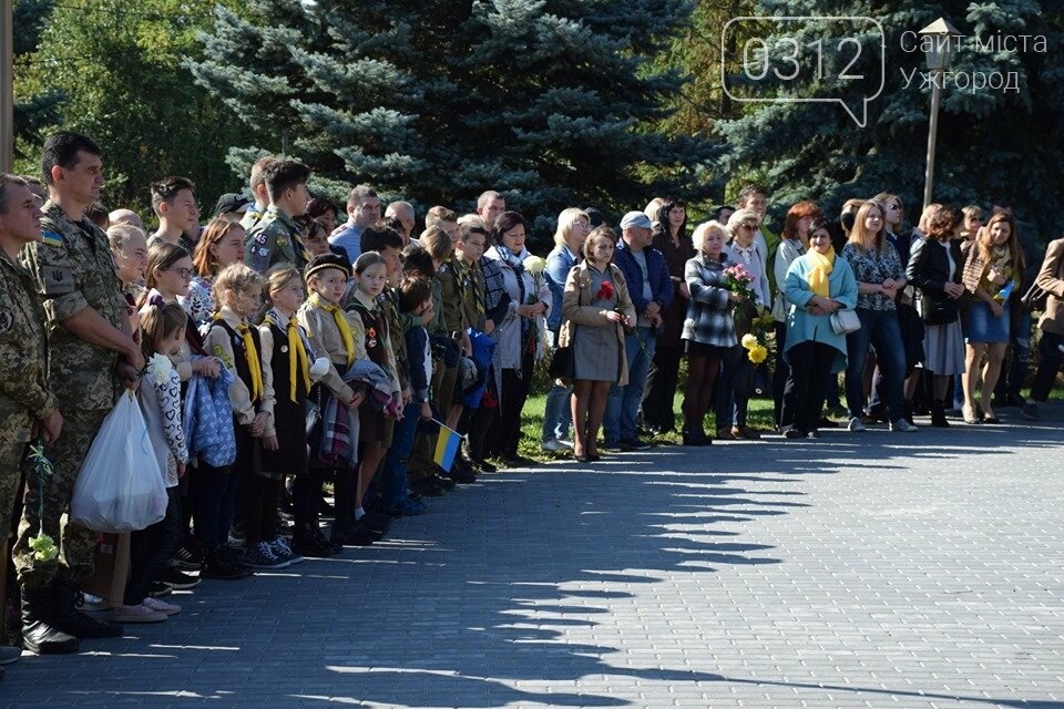 В Ужгороді над могилами загиблих захисників України встано..., фото-1 В Ужгороді над могилами загиблих захисників України встановили Державні прапори (ФОТОРЕПОРТАЖ), фото-1