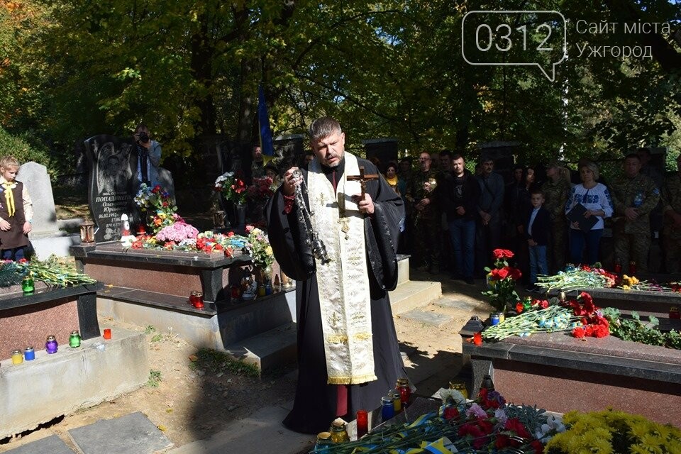 В Ужгороді над могилами загиблих захисників України встано..., фото-6 В Ужгороді над могилами загиблих захисників України встановили Державні прапори (ФОТОРЕПОРТАЖ), фото-6