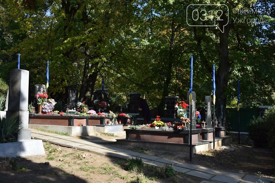 В Ужгороді над могилами загиблих захисників України встано..., фото-13 В Ужгороді над могилами загиблих захисників України встановили Державні прапори (ФОТОРЕПОРТАЖ), фото-13
