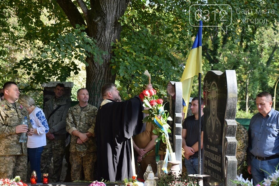 В Ужгороді над могилами загиблих захисників України встано..., фото-5 В Ужгороді над могилами загиблих захисників України встановили Державні прапори (ФОТОРЕПОРТАЖ), фото-5