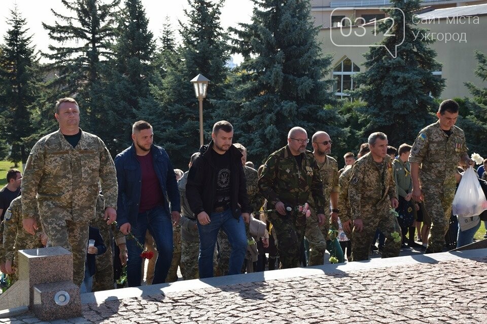 В Ужгороді над могилами загиблих захисників України встано..., фото-4 В Ужгороді над могилами загиблих захисників України встановили Державні прапори (ФОТОРЕПОРТАЖ), фото-4