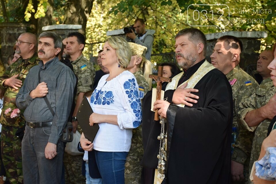 В Ужгороді над могилами загиблих захисників України встано..., фото-8 В Ужгороді над могилами загиблих захисників України встановили Державні прапори (ФОТОРЕПОРТАЖ), фото-8