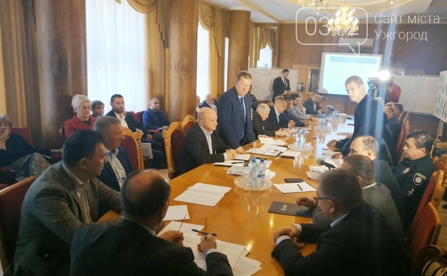 Обласні дорожники сперечалися про відповідальність за «пер..., фото-4 Обласні дорожники сперечалися про відповідальність за «перегруз» на дорогах Закарпаття (ФОТО), фото-4