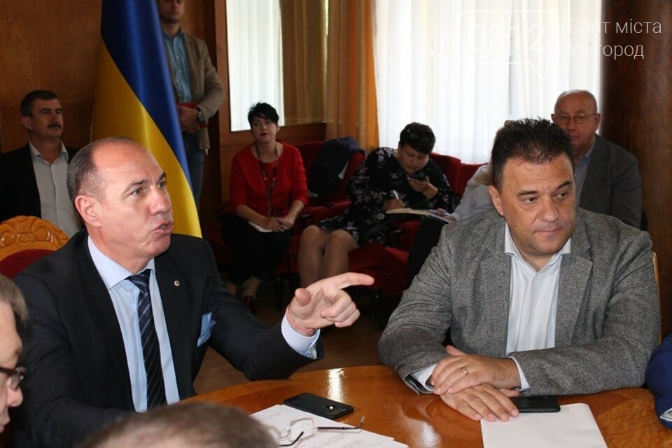 Обласні дорожники сперечалися про відповідальність за «пер..., фото-3 Обласні дорожники сперечалися про відповідальність за «перегруз» на дорогах Закарпаття (ФОТО), фото-3